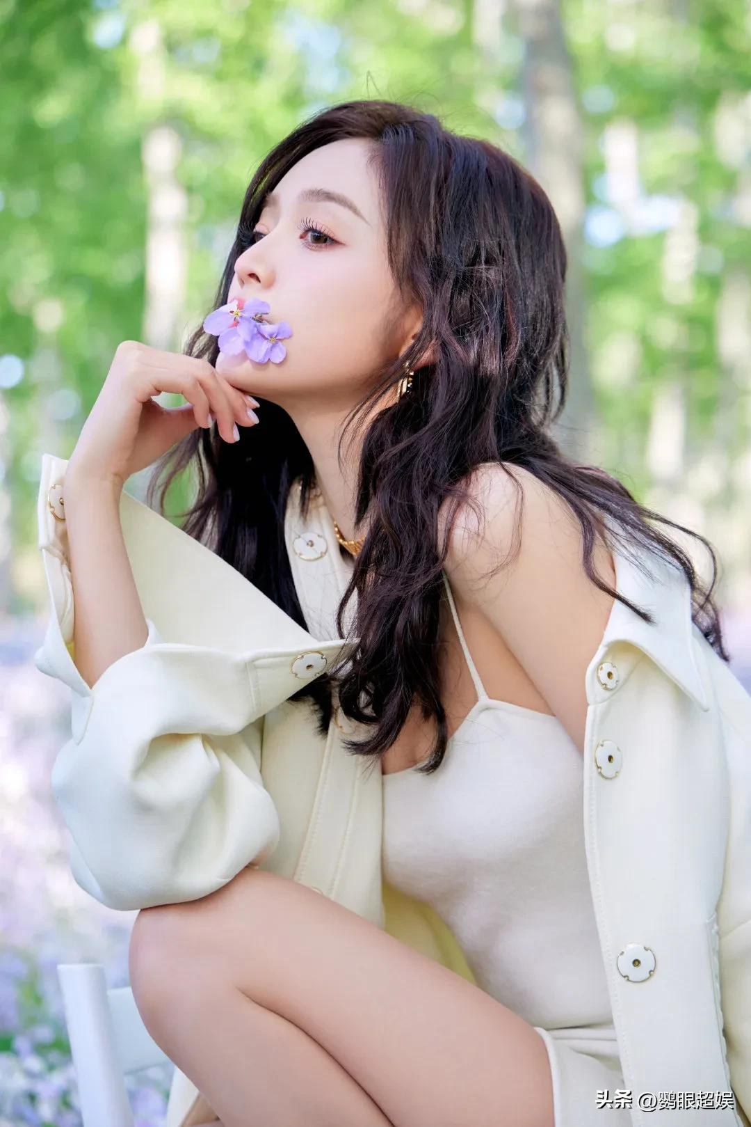 吴宣仪白色露背吊带长裙,吴宣仪白色吊带长裙造型写真