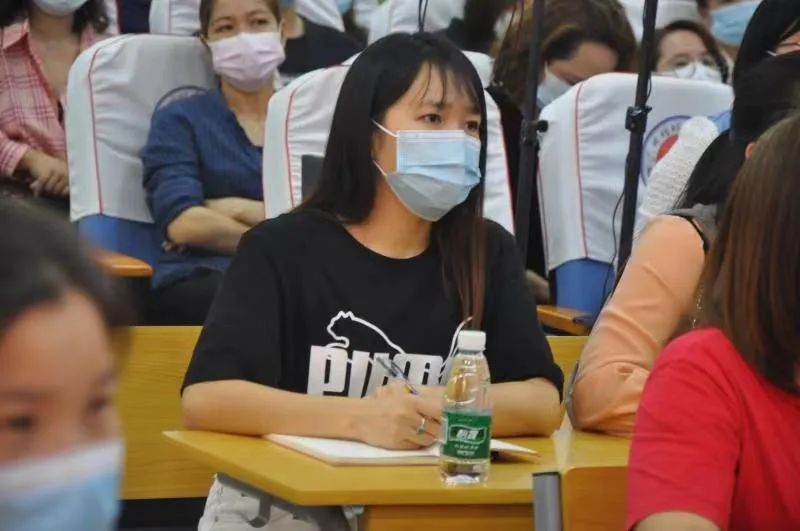 官湖学校多次邀请胡家荣教授给学校做培训，助力家校共育工作落地