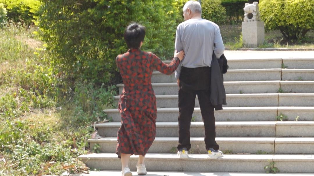 36岁不婚不育，她裸辞回家：吃住全免，太爽了