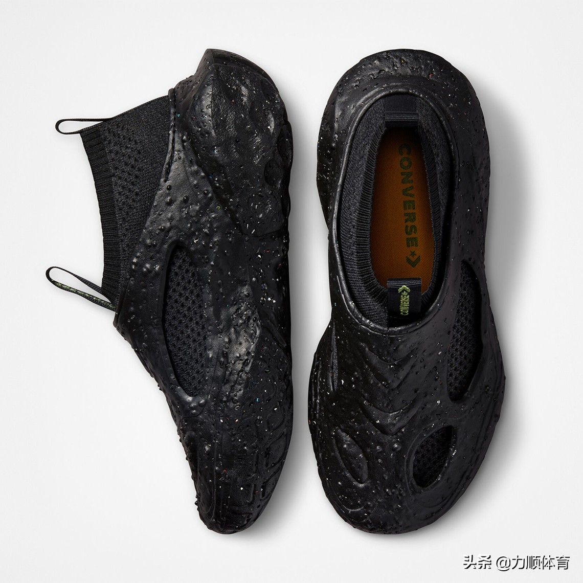 三重黑色覆盖了匡威海绵陨石坑