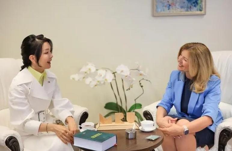 印度峰会上争奇斗艳：韩国第一夫人好嫩，日本第一夫人清新脱俗