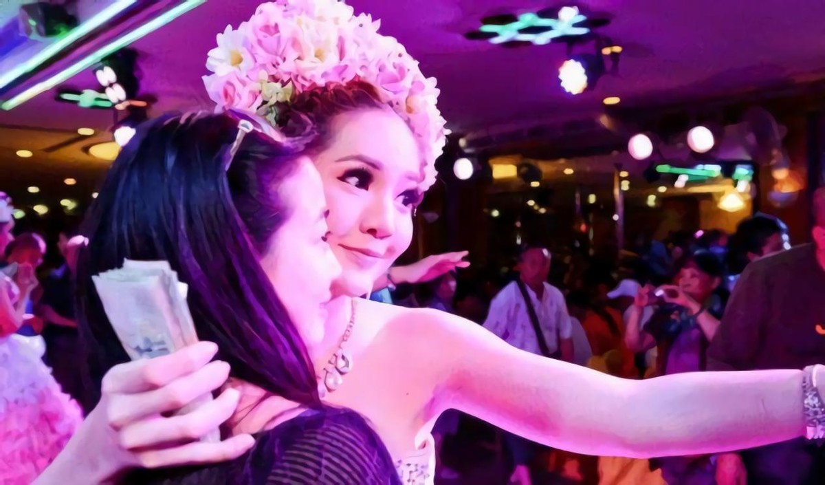 赚的钱甚至不够买药？黄金工作期仅10年！揭秘泰国人妖的悲惨生活