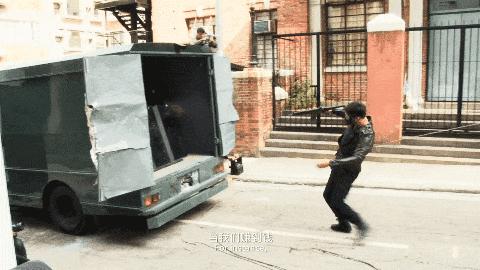 87岁开山鼻祖去世！那个拿命搏的港片时代，捧出的都是巨星