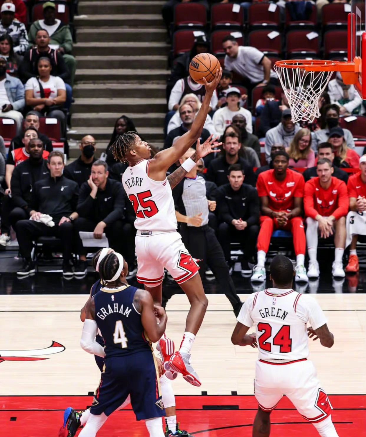 NBA季前赛上脚：胖虎穿Zion2灭霸紫，杰伦穿科比5