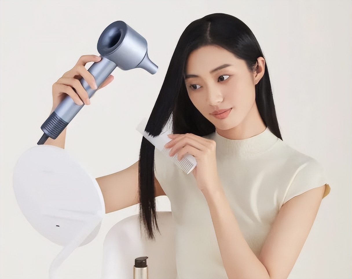 洗完头发吹干和自然干哪个更顺畅,洗完头发是自然风干还是吹风机好