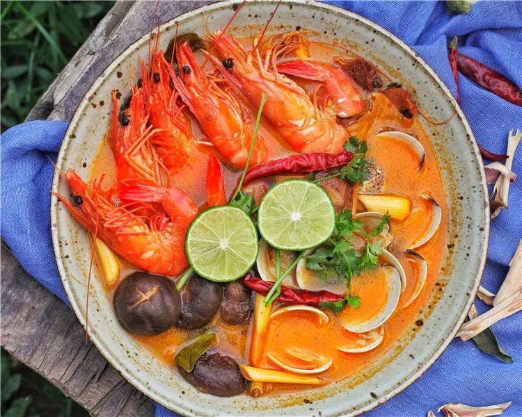 泰国曼谷街头美食草莓冰沙,泰国曼谷nana吃美食