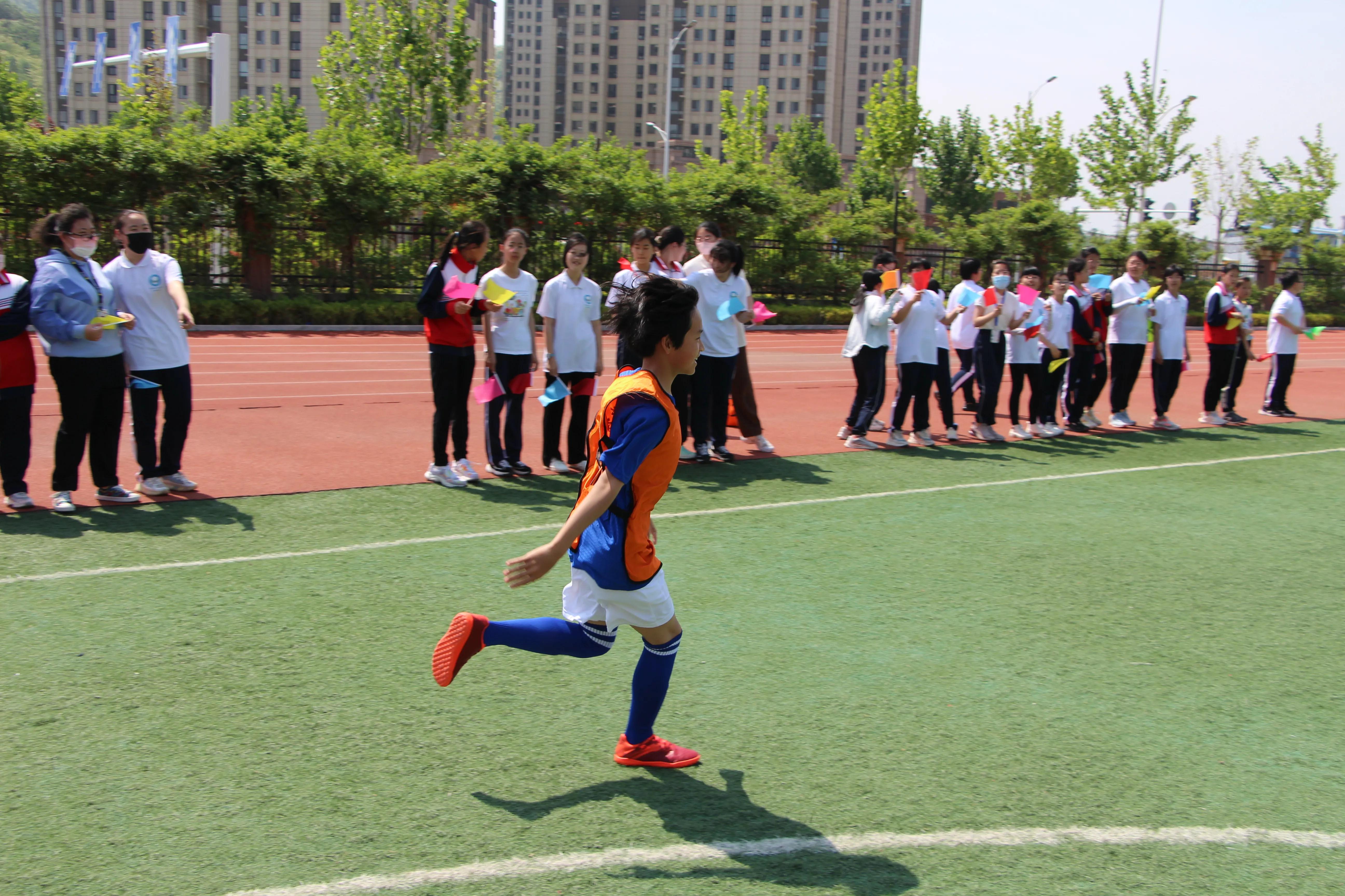 御龙山学校六年三班足球赛首战告捷（20230517）