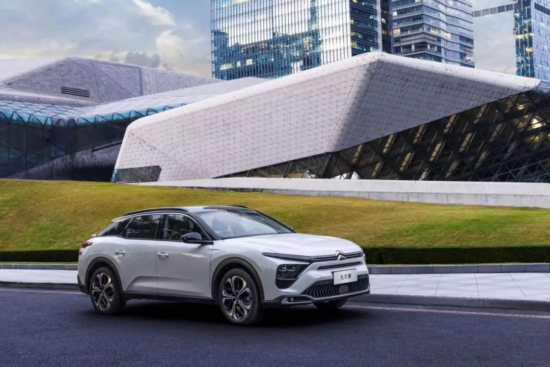 汽车三言社|凡尔赛C5X揽获英国“2023最值得购买”奖