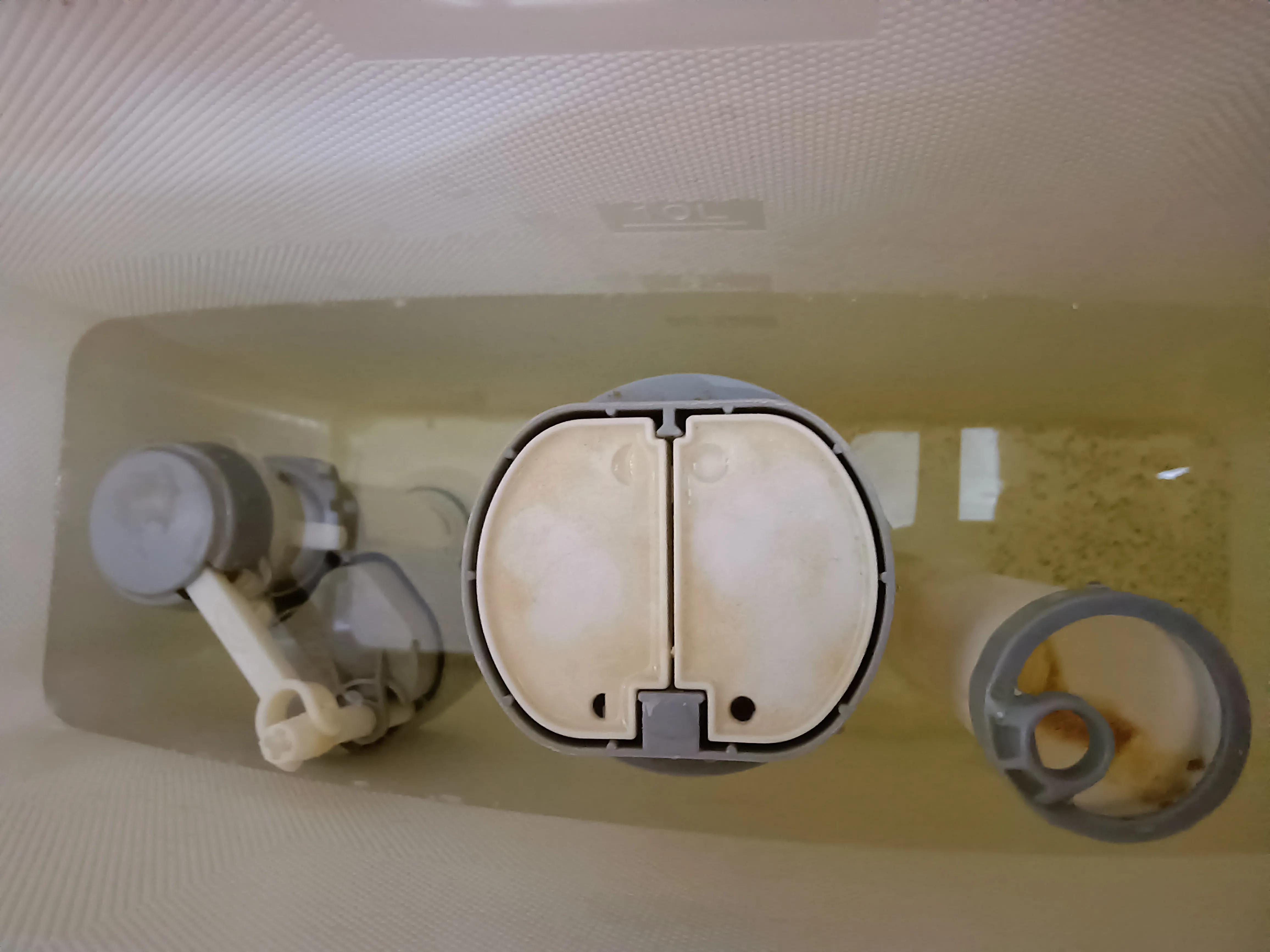 蹲厕连接排污管漏水处理方法,蹲厕水箱漏水是换新的还是维修