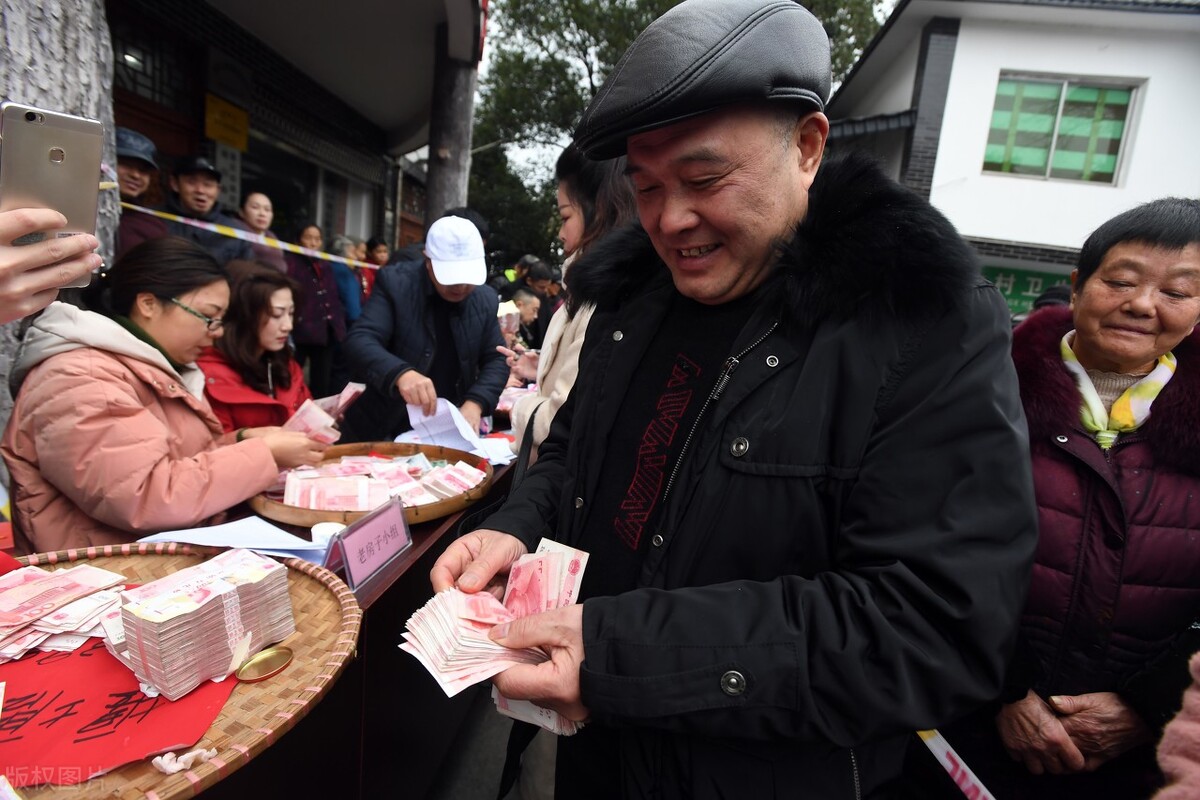 宅基地能向城里人买卖吗？新规4点更灵活，农民闲置房屋能赚钱了