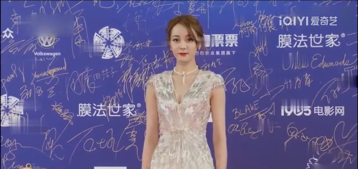 泫雅现场黑色吊带裙,女明星泫雅穿着蝴蝶吊带裙