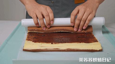 吃蛋糕卷别去外面买！自己做的料更足，香到舔手指