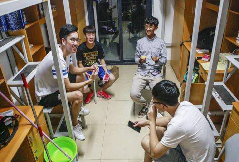 毕业离校舍友挥泪告别,盘点大学毕业舍友分开时