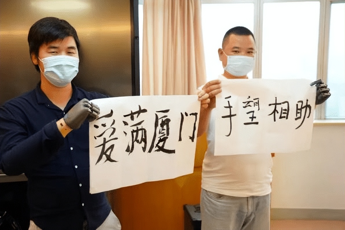 一个疯狂博士在背后安装了机械手,一位疯狂的博士用科技改变了世界