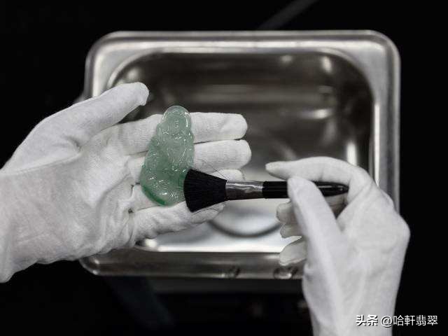 翡翠戴着变暗了是身体不好吗,翡翠戴着变黄了是怎么回事