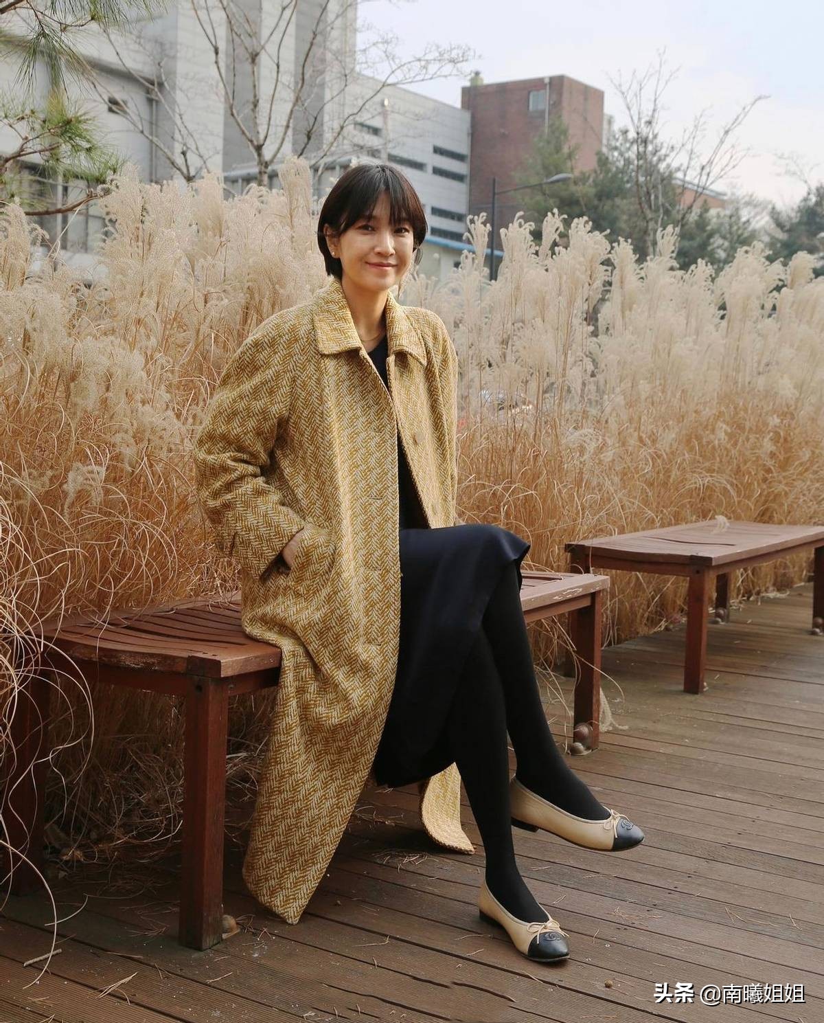 穿长风衣怎么搭配裤子,长风衣怎么穿才不会显矮