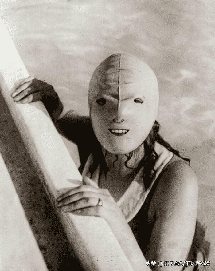 高清老照片：旗人格格大腿岔开豪放洗衣，地主三妻四妾不输女明星