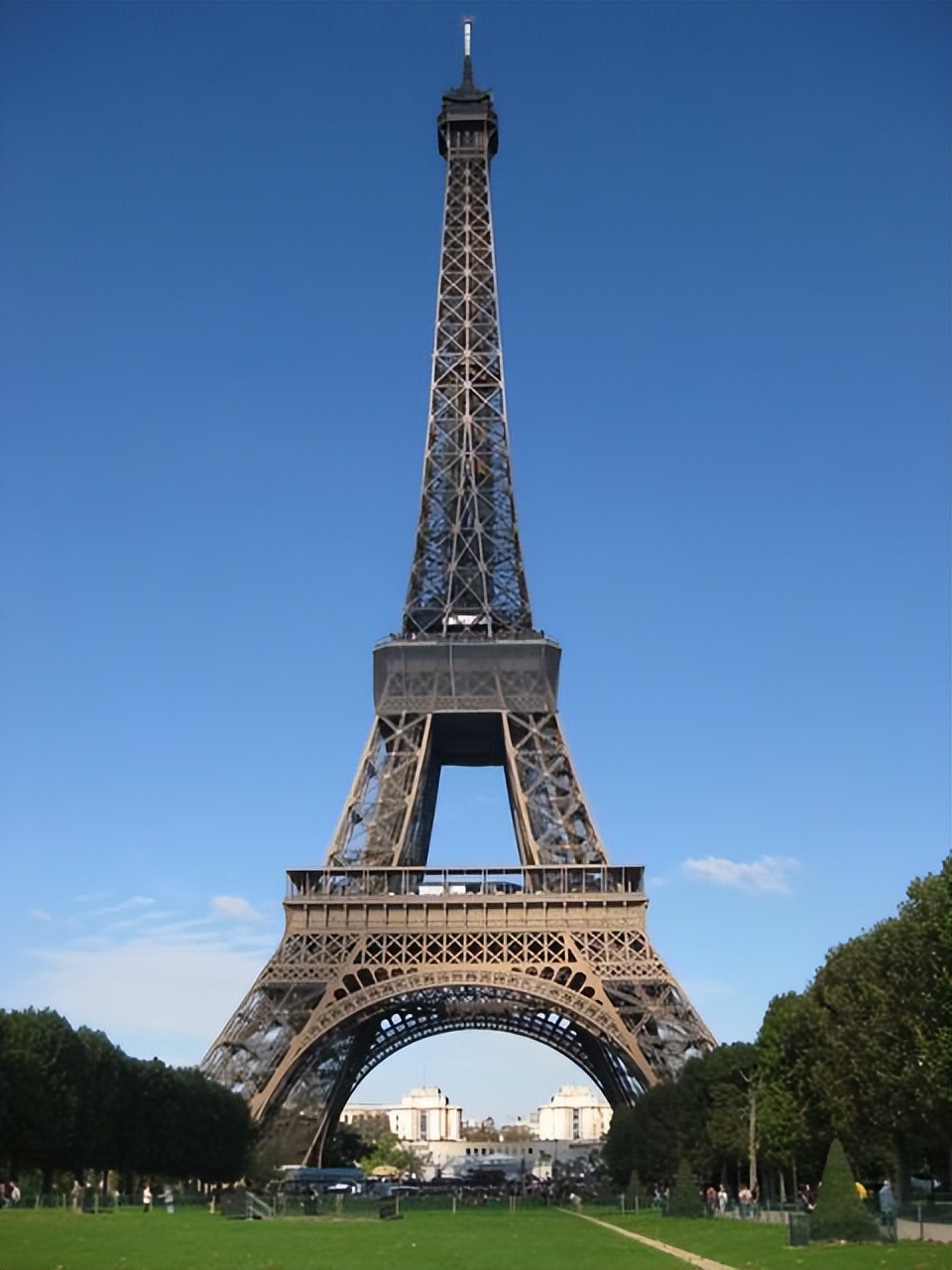 埃菲尔铁塔“撑不住”了？884处钢架断裂，花费4亿只修了条腿