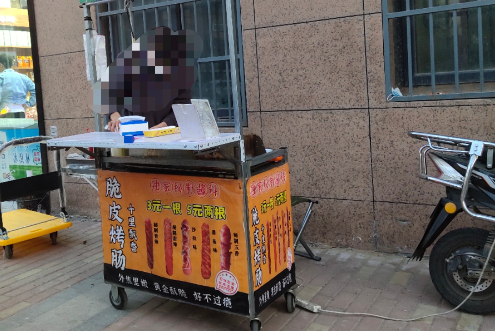 95后00后兼职摆摊频上热搜,90后小伙摆摊月入过万上热搜