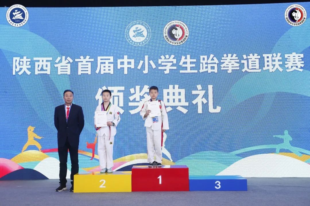 跆拳道小孩夺冠喜报,跆拳道馆比赛获奖喜报模板