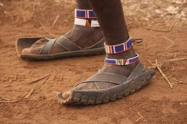 一鞋传三代，人走鞋还在。丢弃的报废轮胎，成了非洲最畅销的拖鞋