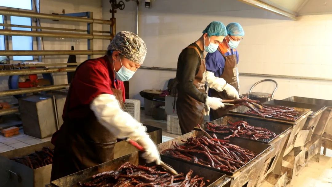白音杭盖炭烤牛肉干非遗就业工坊入选全国“非遗工坊典型案例”