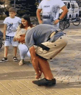 78个真实有趣的照片：山顶的足球场，老树与佛像，老司机脸部皮肤