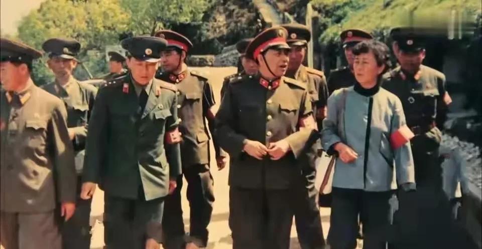 1986年*基伟秦**将军重访上甘岭照片中随行者都是谁