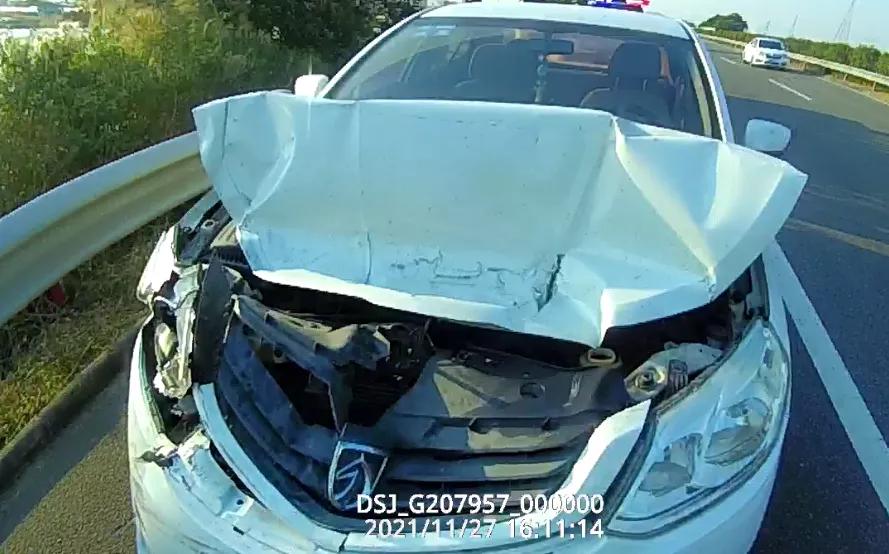 男子开车被追尾怎么处理,男子开车疲劳驾驶下一秒追尾