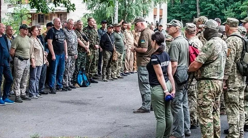 市长被发传票，快递小哥被套路：奇葩征兵下，看泽连斯基泪洒疆场