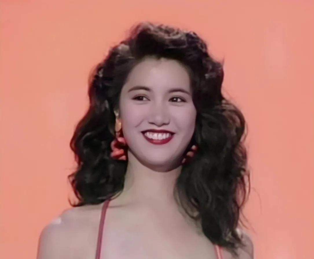 袁咏仪vs佘诗曼,袁咏仪和张智霖相差多少