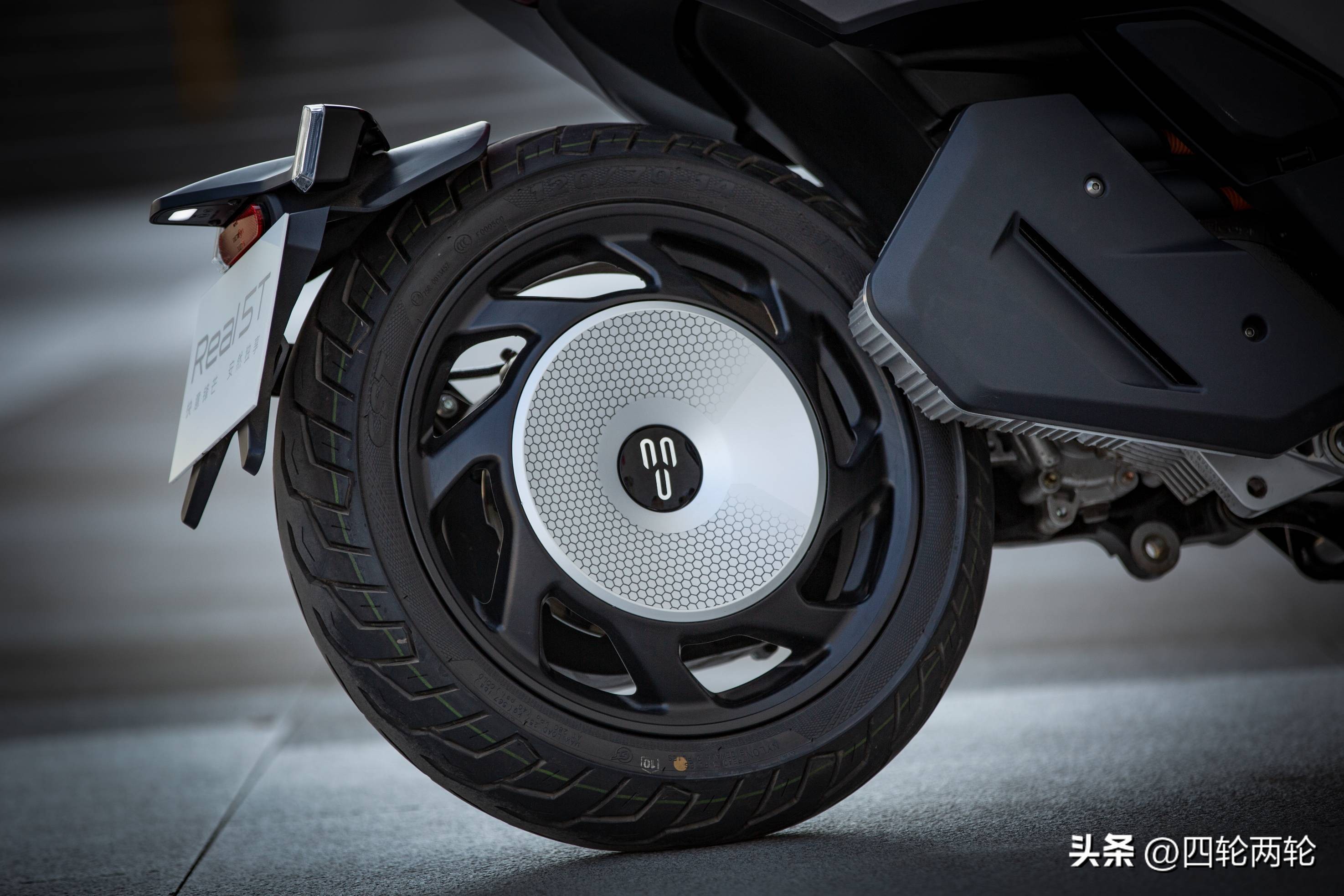茵未REAL5T，一款来自未来的运动电摩，动力媲美300级别踏板