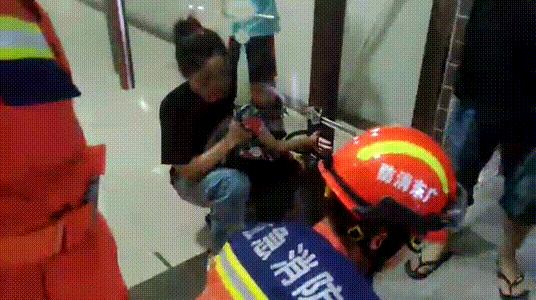 小孩被玻璃门夹手怎么处理,孩子被一楼玻璃门夹到手