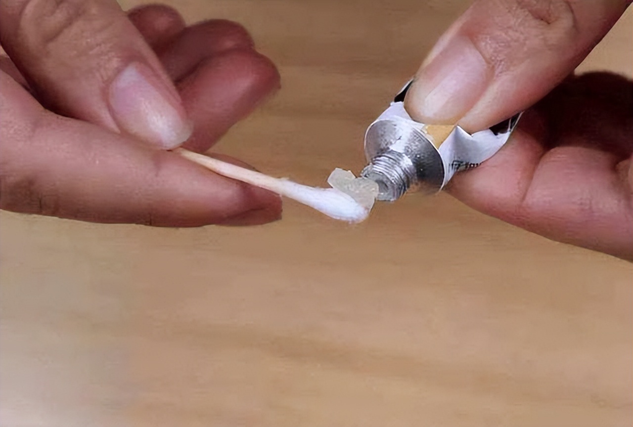 红霉素软膏涂眼睛后果,红霉素软膏眼白处可以涂吗