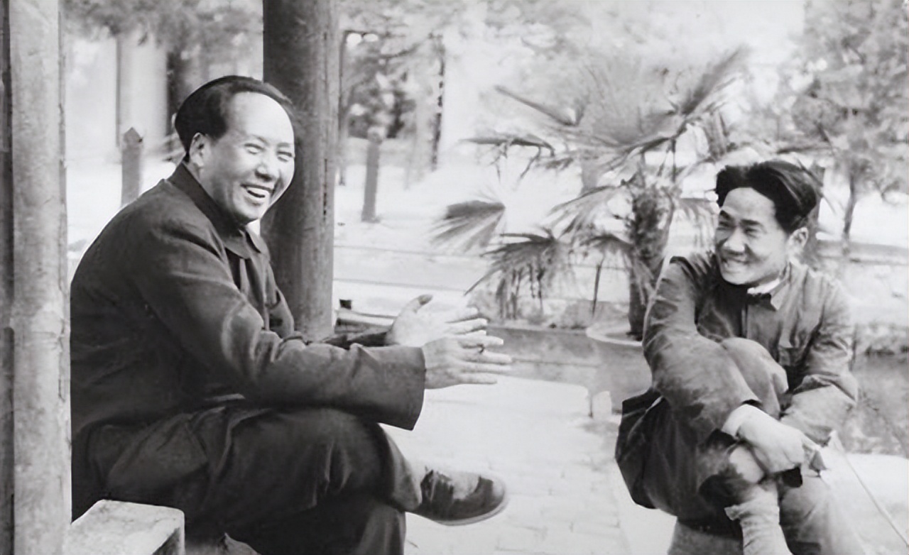 毛主席开会没烟了，看*先念李**抽雪茄，问：这么好的烟，咋不告诉我