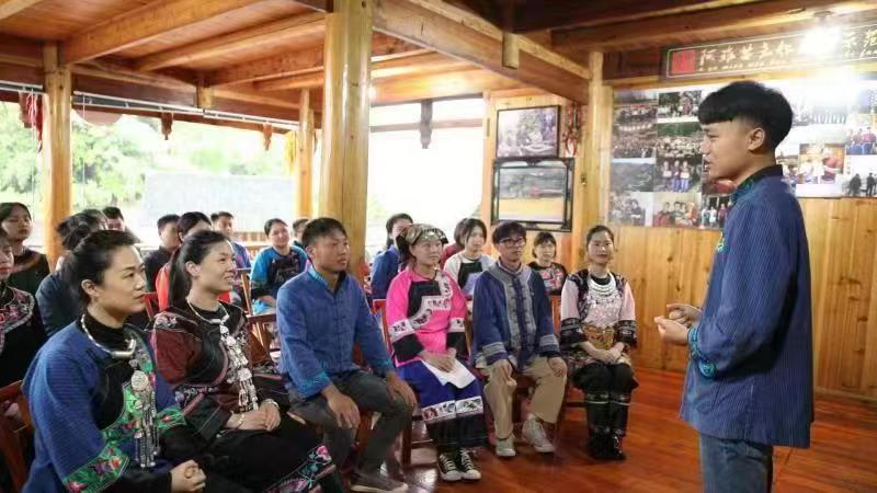 湘西：少数民族青年结合传统非遗文化热议习*平近**总书记在庆祝中国共产主义青年团成立100周年大会上重要讲话