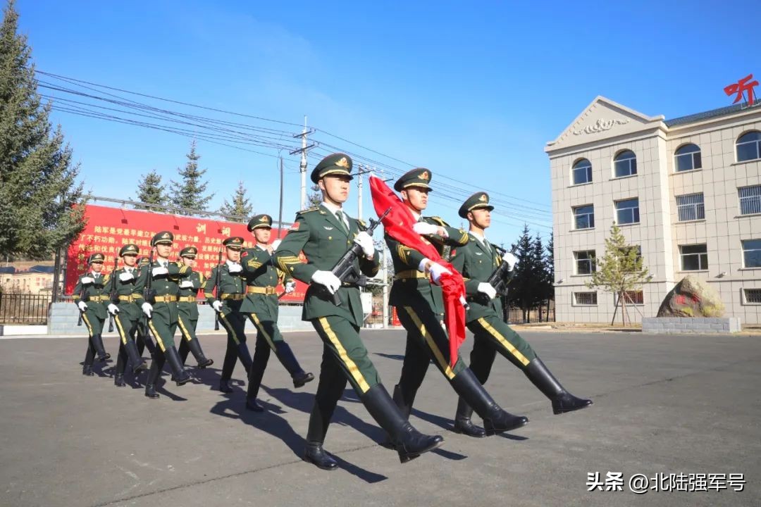 敬礼鲜艳的五星红旗,鲜艳五星红旗下敬礼视频