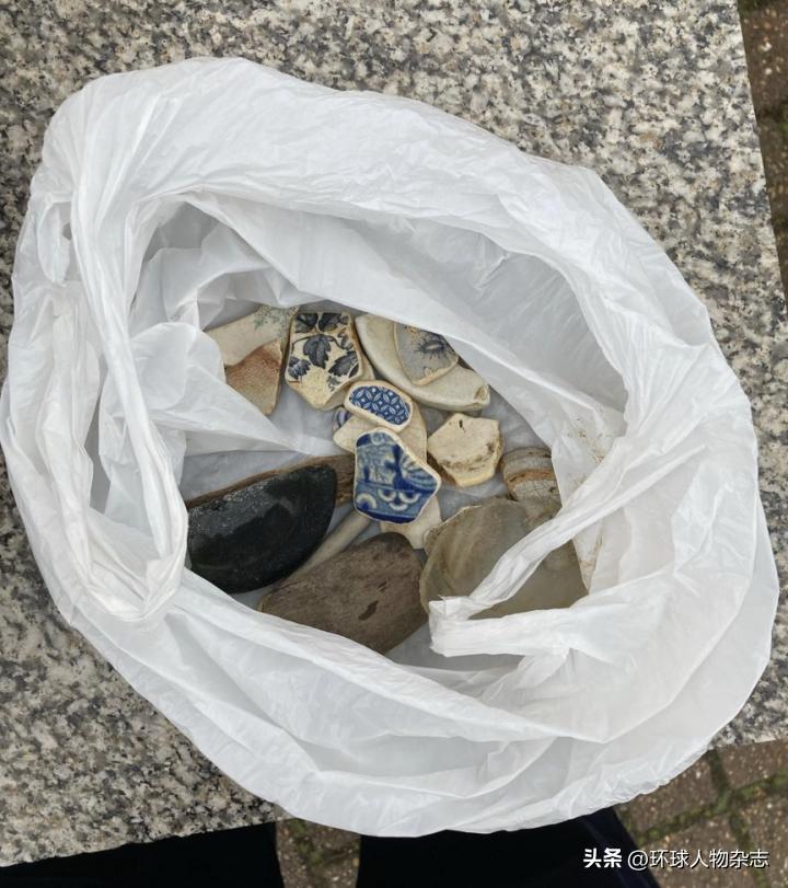 留学生在英国捡垃圾,学生在泰晤士河边捡垃圾