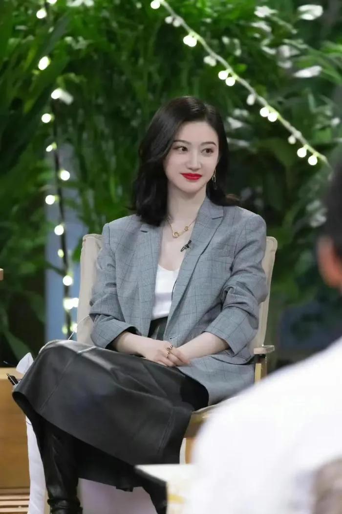 景甜清新亮相时装秀,景甜穿巴宝莉格子装