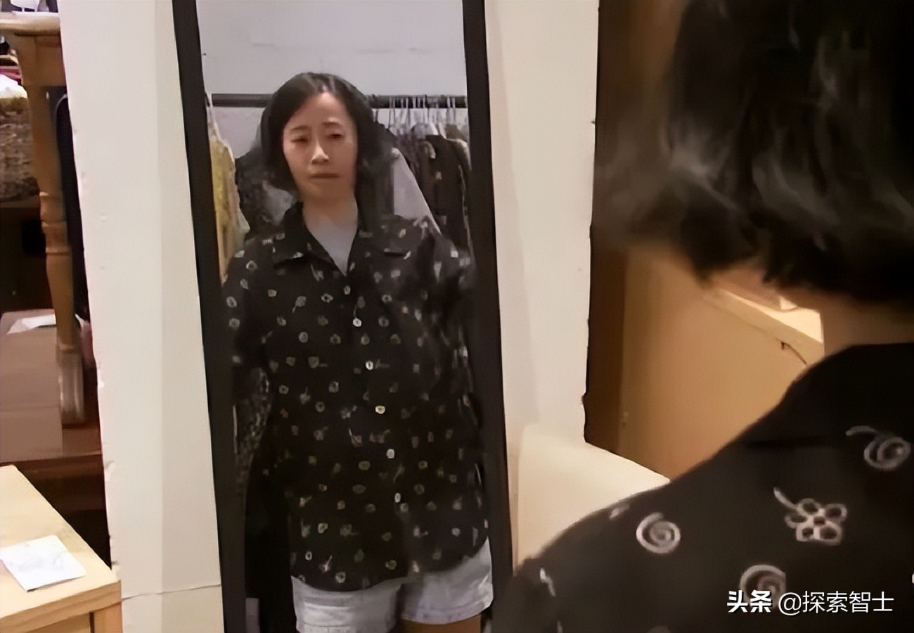 美国女白领20年不买内衣，厕纸晒干重复用，吃的全靠捡，纽约买房