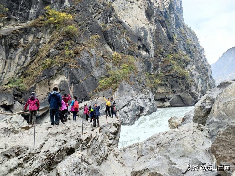虎跳峡徒步最惊险的路段,虎跳峡高路徒步最难走路段