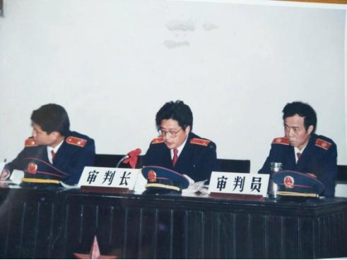 1993年，*安泰**黑社会密谋成立中华民族救国会，敢与警察枪战对决