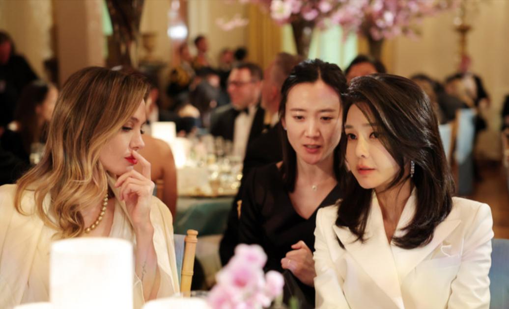 韩国第一夫人黄色裙子配黑西装,韩国第一夫人粉色穿搭