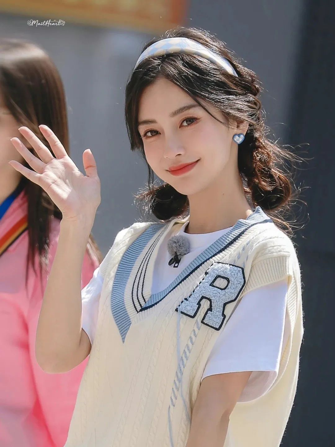 别再披头散发了教你一招秒变女神,今年别再披头散发了三款减龄发型