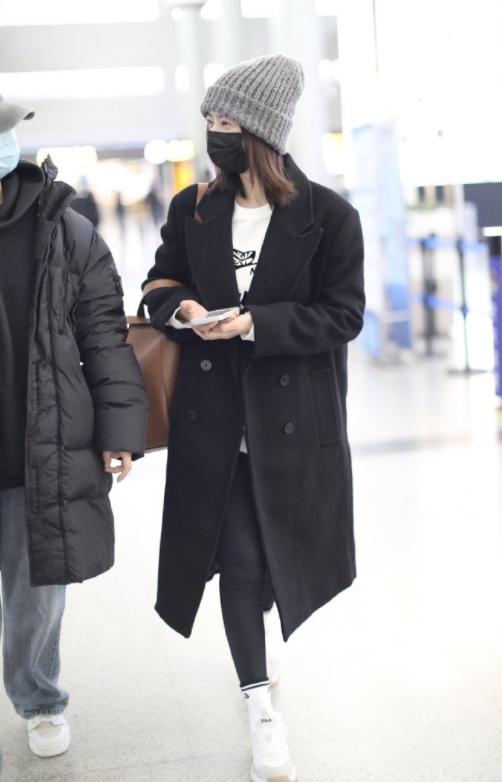 38岁女神高圆圆墨绿大衣出镜,高圆圆藏蓝色大衣搭配图片大全