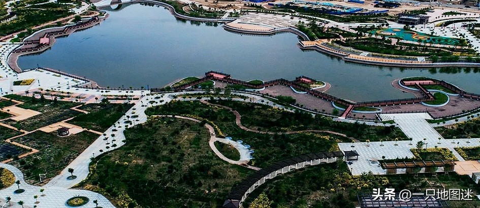 中国唯一一个被沙漠环绕的县城,我国西北方有个小城市