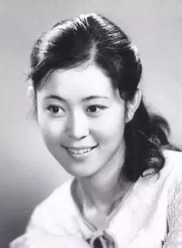 女明星扮嫩图片大全,扮嫩女明星年轻时