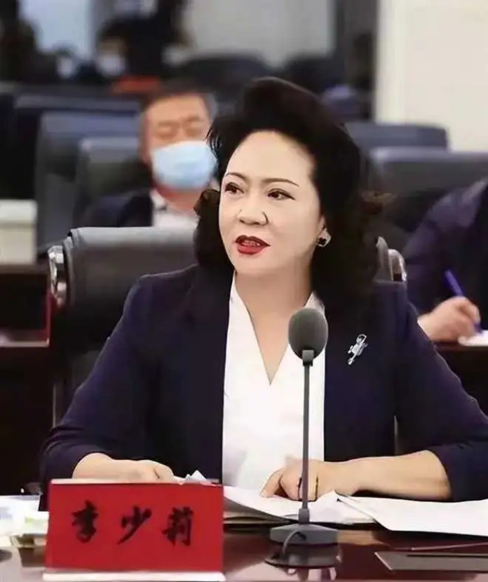 “李少莉事件”持续曝光后，听一小区退休老大爷是如何评价她的