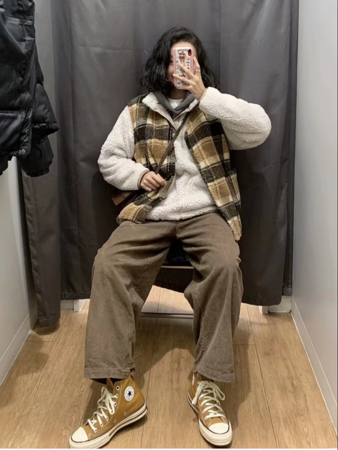 男士灯芯绒裤子可以搭配什么上衣,米白色灯芯绒裤子搭配什么鞋子