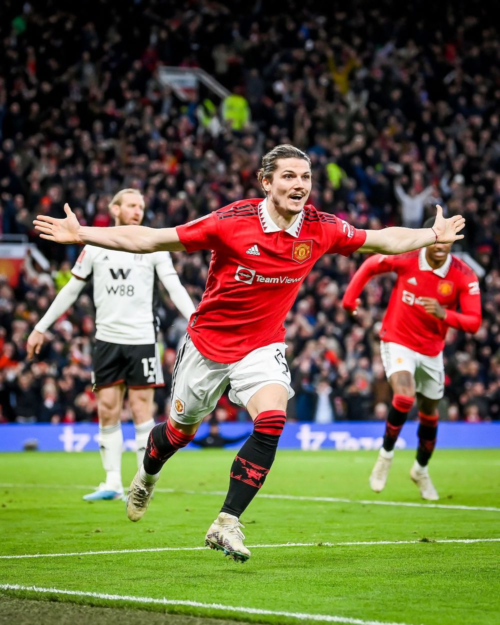 一犹豫成救世主！8500万先生神操作致对手2红1点曼联逆转进四强